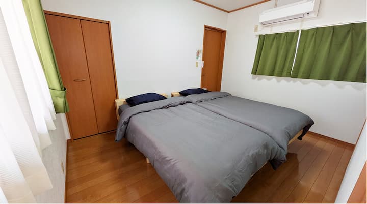 2階の寝室です。シングルベッドを2台ご用意しております。冷暖房エアコンを完備しています。