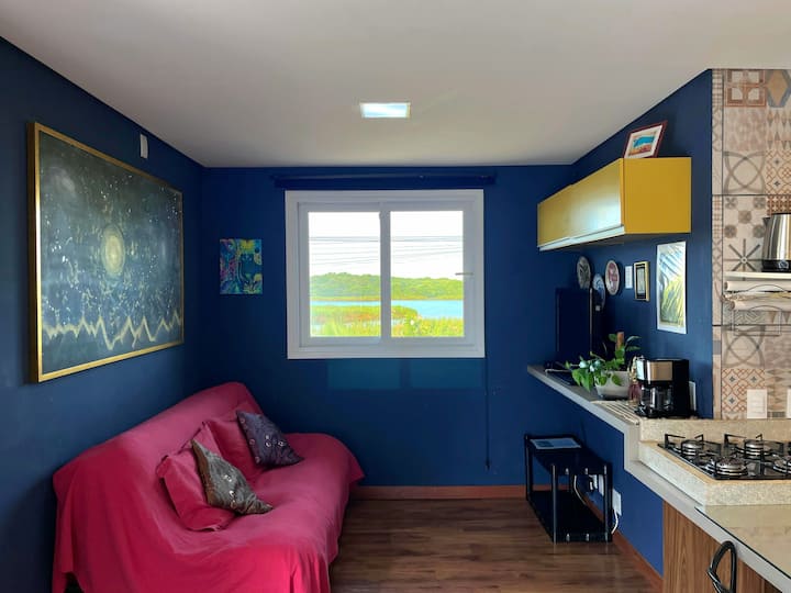 我们的客厅除了可以欣赏美丽的泻湖景观外，还有一张双人沙发床，配有超级舒适的枕头和空调。 电视供您观看您最喜爱的节目。 