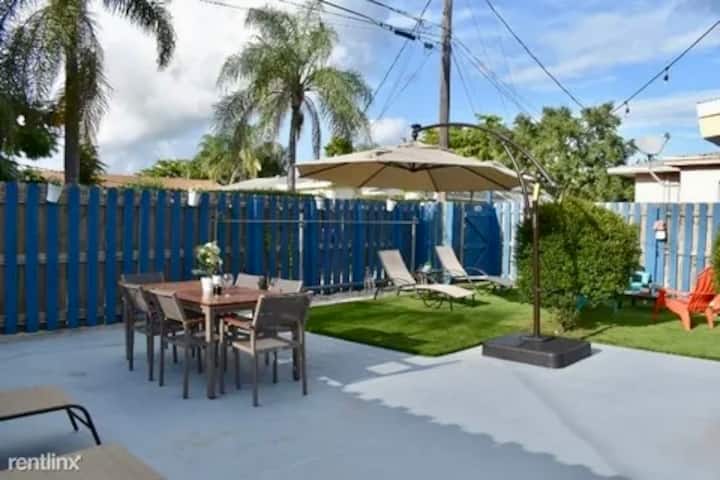 Olivia's Blue Fence Garden - Hollywood