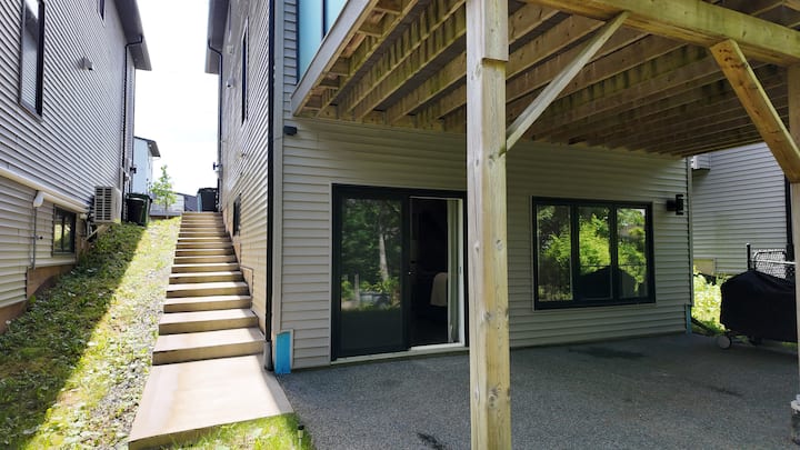 Garden View Basement Apartment| Private Entrance - Halifax, NS, Canadá