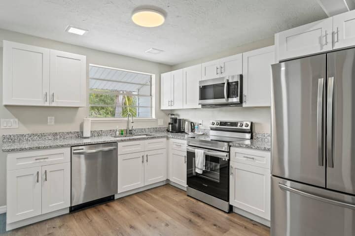Manasota Beach 9.5-acre Retreat Sleep 22 - Venice, FL