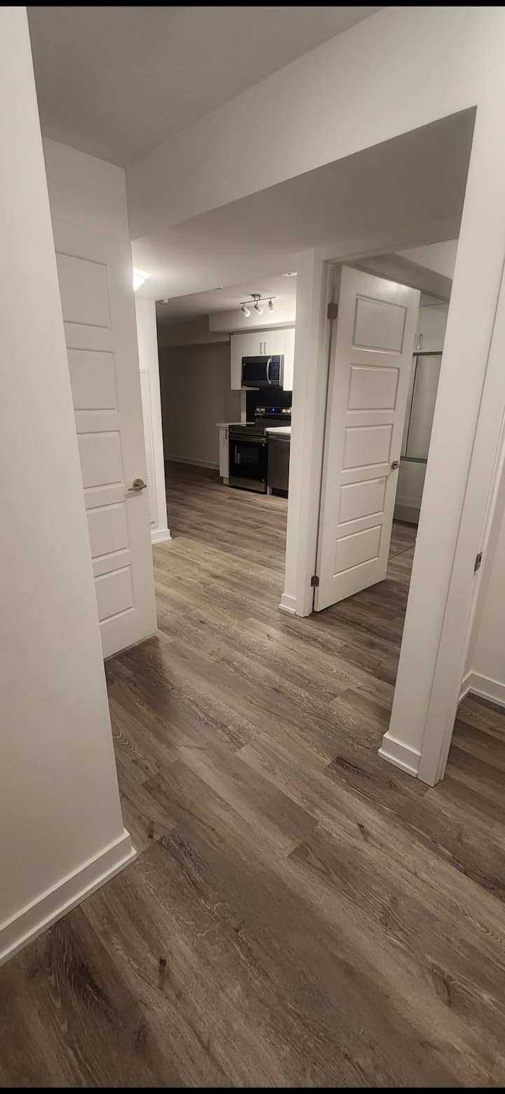 Stylish Waterfront 2br Condo With Parking - Pickering
