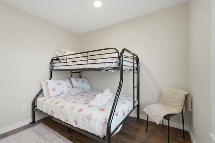 El dormitorio 4 es perfecto para niños, con una cómoda litera con la cama de abajo de tamaño completo y la de arriba individual, con capacidad para 3 personas. La habitación también incluye tocador, espejo y un juego de mesa.