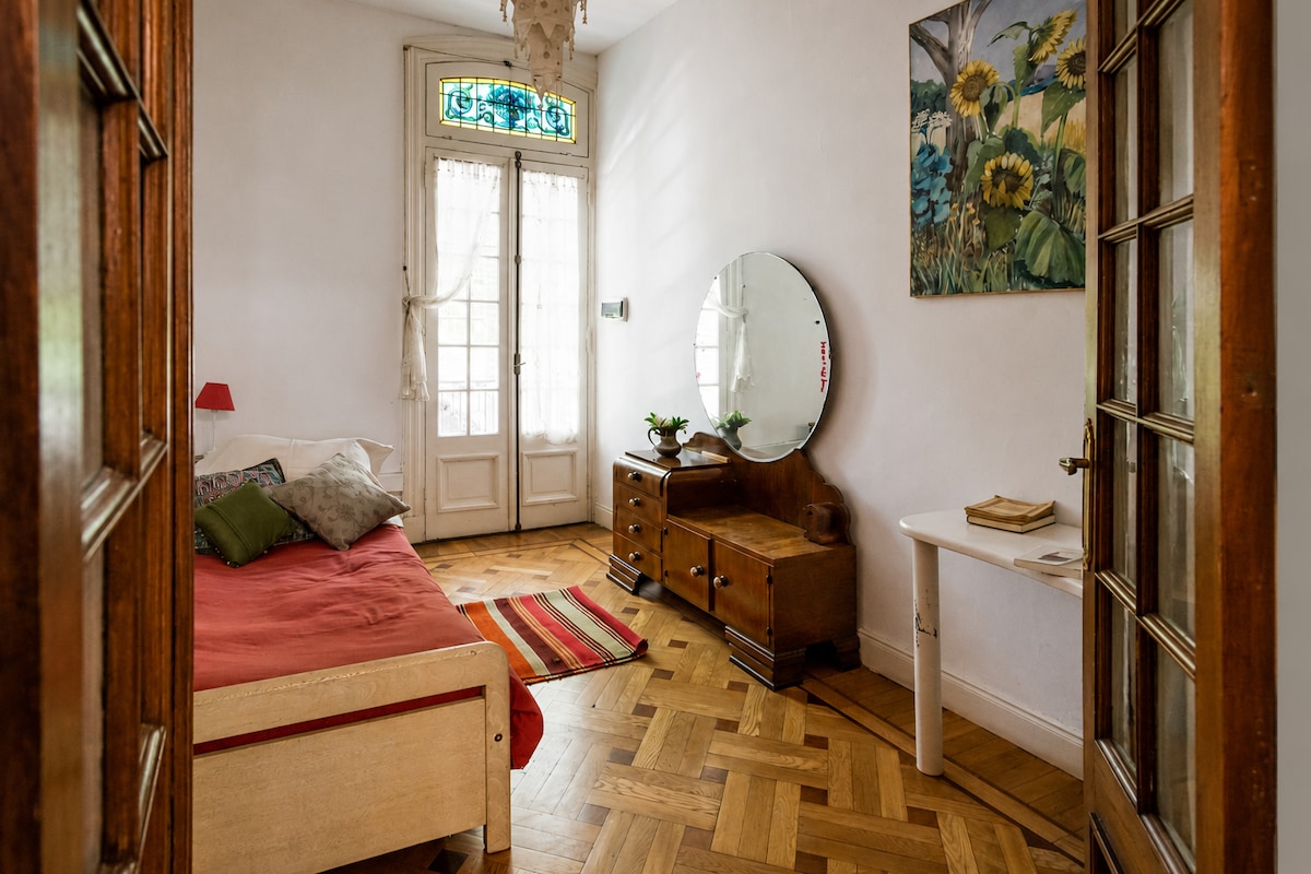 Quarto iluminado com banheiro compartilhado