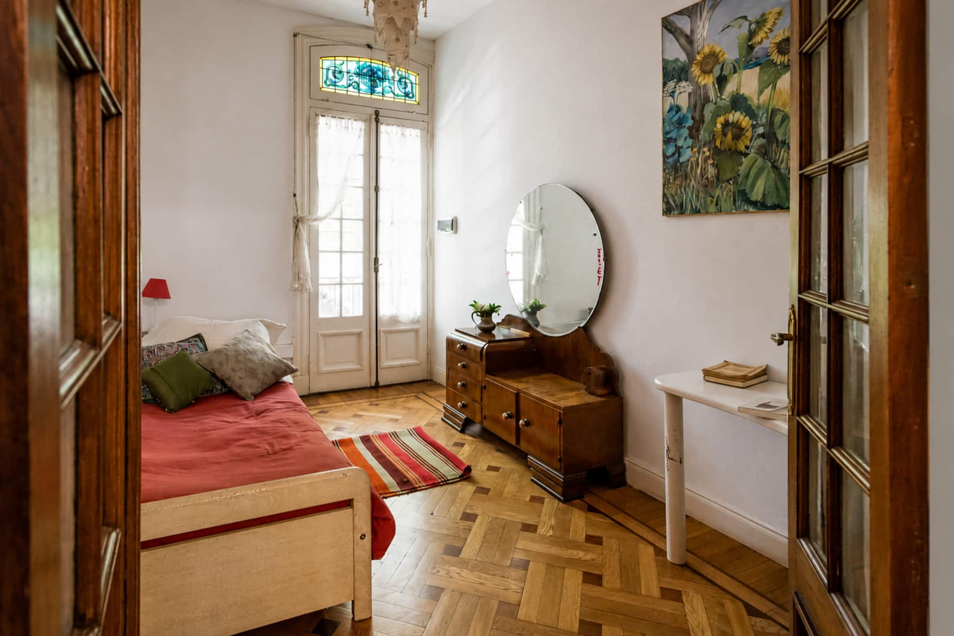 Quarto iluminado com banheiro compartilhado