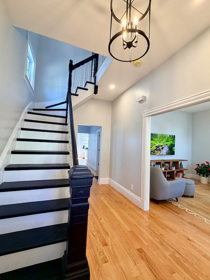 Cozy, Spacious & Modern 5-beds Home + Free Parking - Lynn, MA