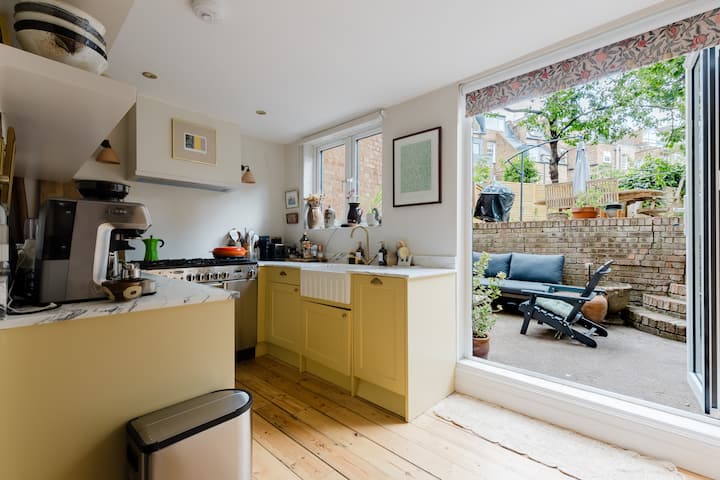 Farmhouse Chic Studio Flat With Private Garden - London