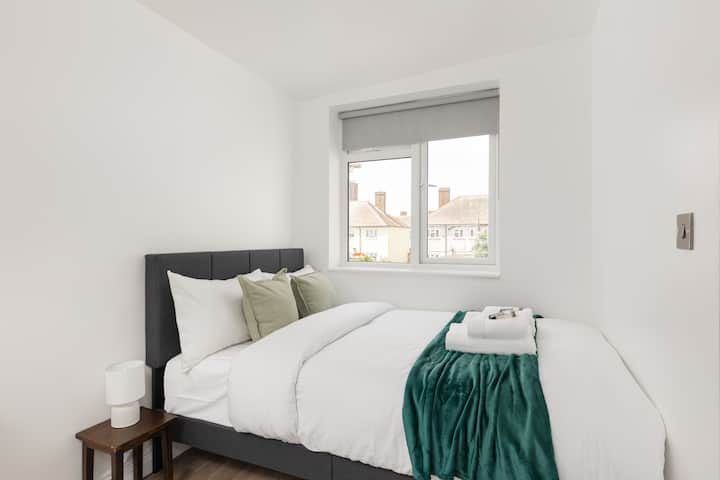 Comfy 2br | East London Escape W/ Workspace - 롬퍼드