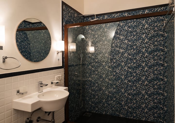 Full bathroom 1 image 1