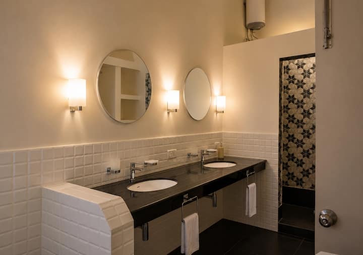 Full bathroom 2 image 1