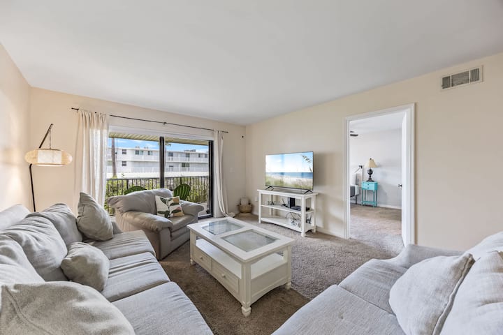 Breezy Cocoa Beach 2br Condo | 4-min Walk To Beach - Cocoa Beach, FL