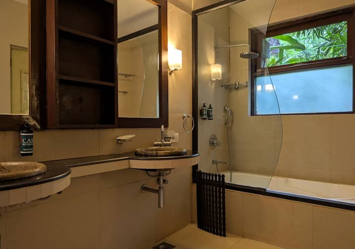 Full bathroom 2 image 1