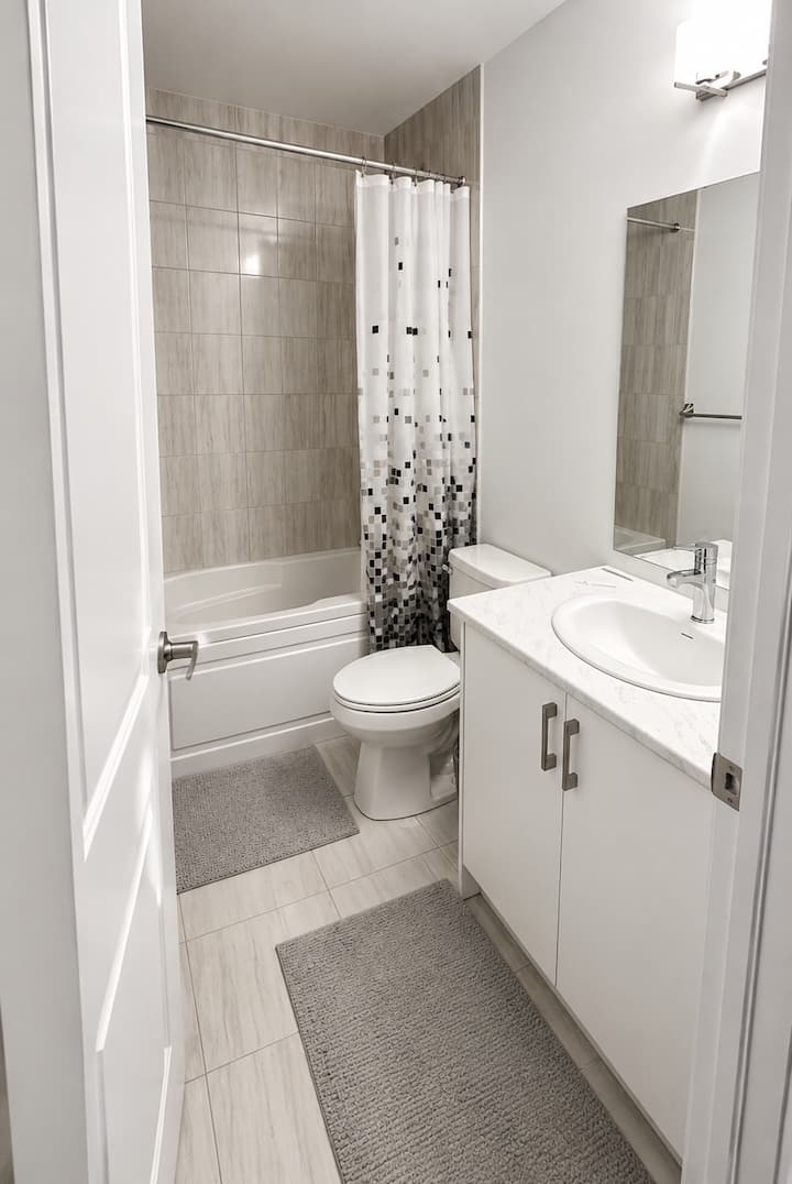 Cozy 4 Bedroom Home - Oshawa