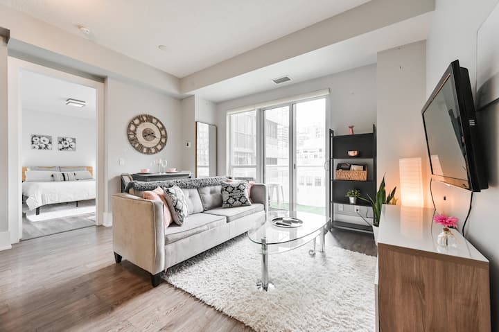 Beautiful Condo, Private Patio & Rooftop Pool! - Scotiabank Arena