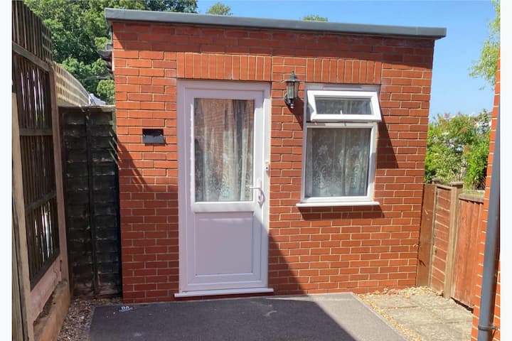 Yeovil 1-bed Annex Sleeps 2 With Wifi - ヨービル