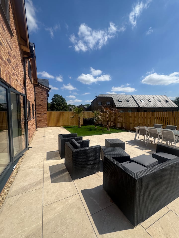 Brand New Luxury Holiday Home - Parking & Garden - Shrewsbury
