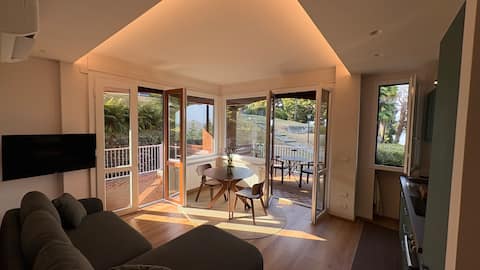 Top Airbnb: Lake view design in a centuries-old park & EV charging station a Arona