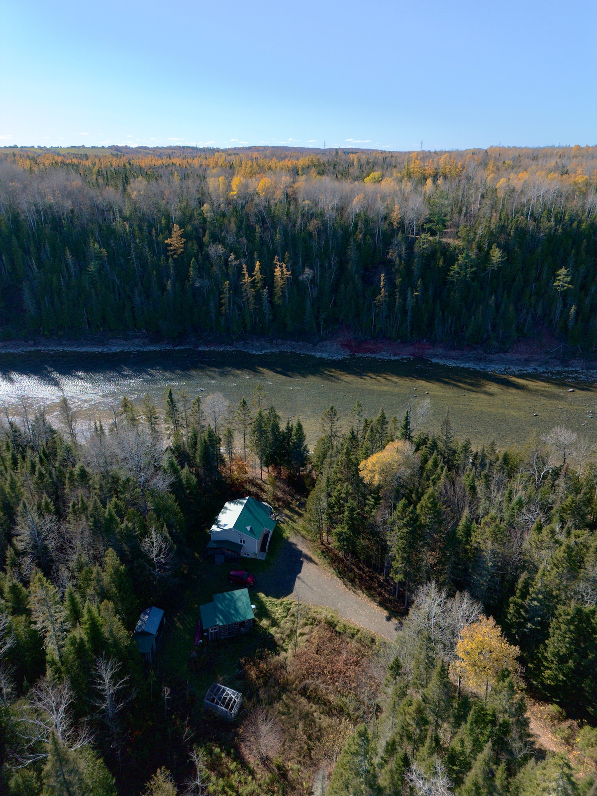 Au bord de la rivière Bonaventure, accès à l'eau - Chalets à louer à ...