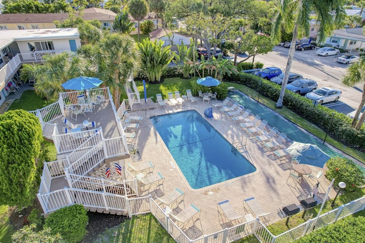 Modern 1br | Deck | Pool | Steps From Beach - Pompano Beach, FL
