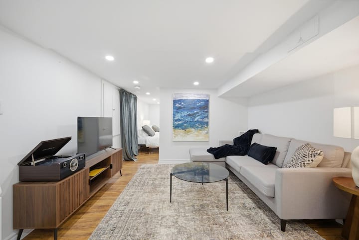 Cozy Basement Apartment In Torontos Corso Italia - Toronto, ON