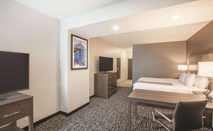 Oversized Suite | La Quinta San Marcos | Pool - San Marcos, TX