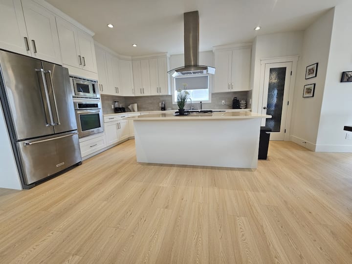 8br Luxury Compound | Main House + Bsmt + Laneway - Calgary