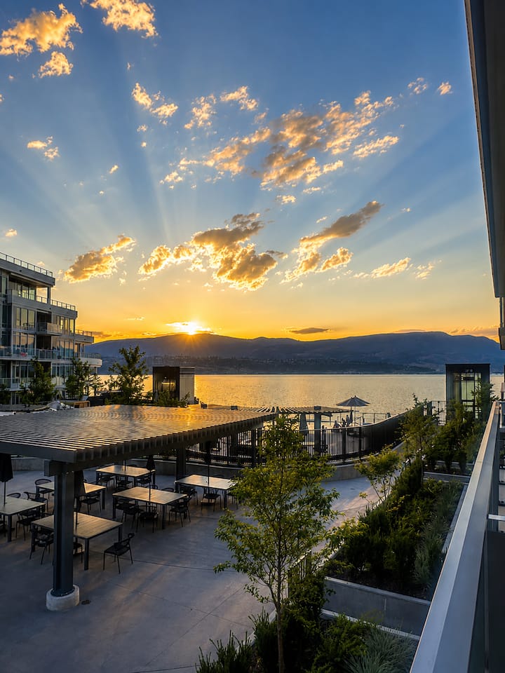 Luxury Lakefront Condo | Beach, Pool & Hot Tubs - Canada