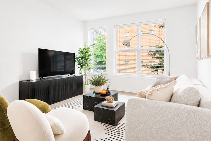 Spacious 2br Suite/free Parking/ Mins To Dc - Washington, D.C.