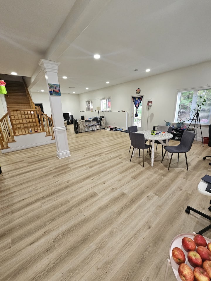 Walkout Basement Unit
Two Beds One Bath - 哈利法克斯