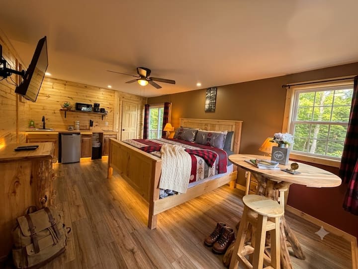 Lake George King Studio+ Jacuzzi + Pool - Lake George, NY