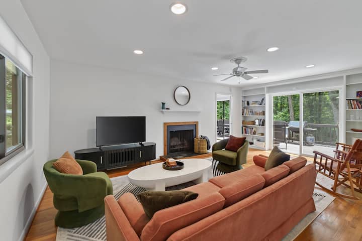 Dogwood Haven Mid-century Modern Midterm Rental - Charlottesville, VA