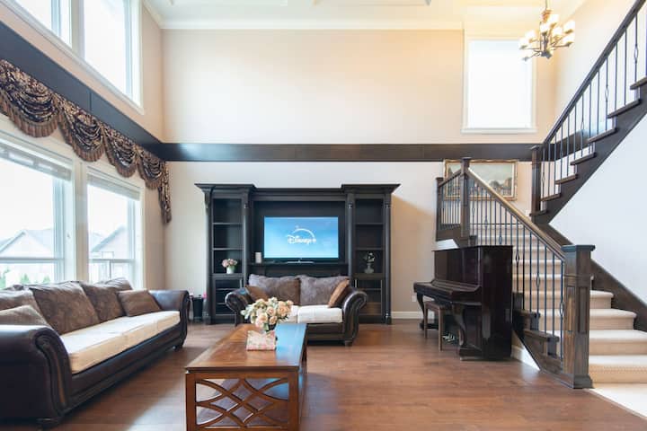 Large & Quiet Main House - Coquitlam