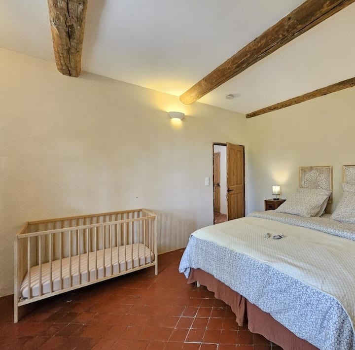 Cama tamaño king con cuna y mucho espacio de almacenamiento