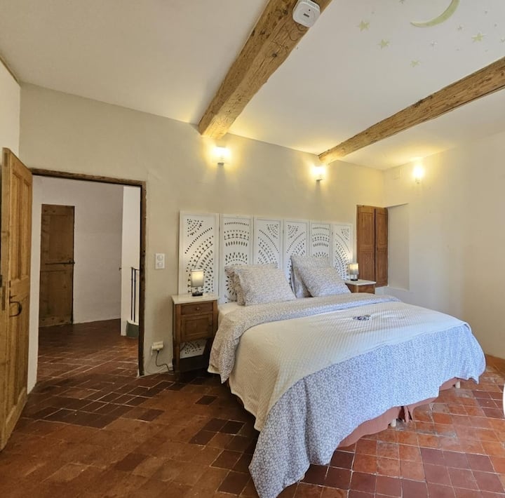 Cama tamaño king con mucho espacio de almacenamiento