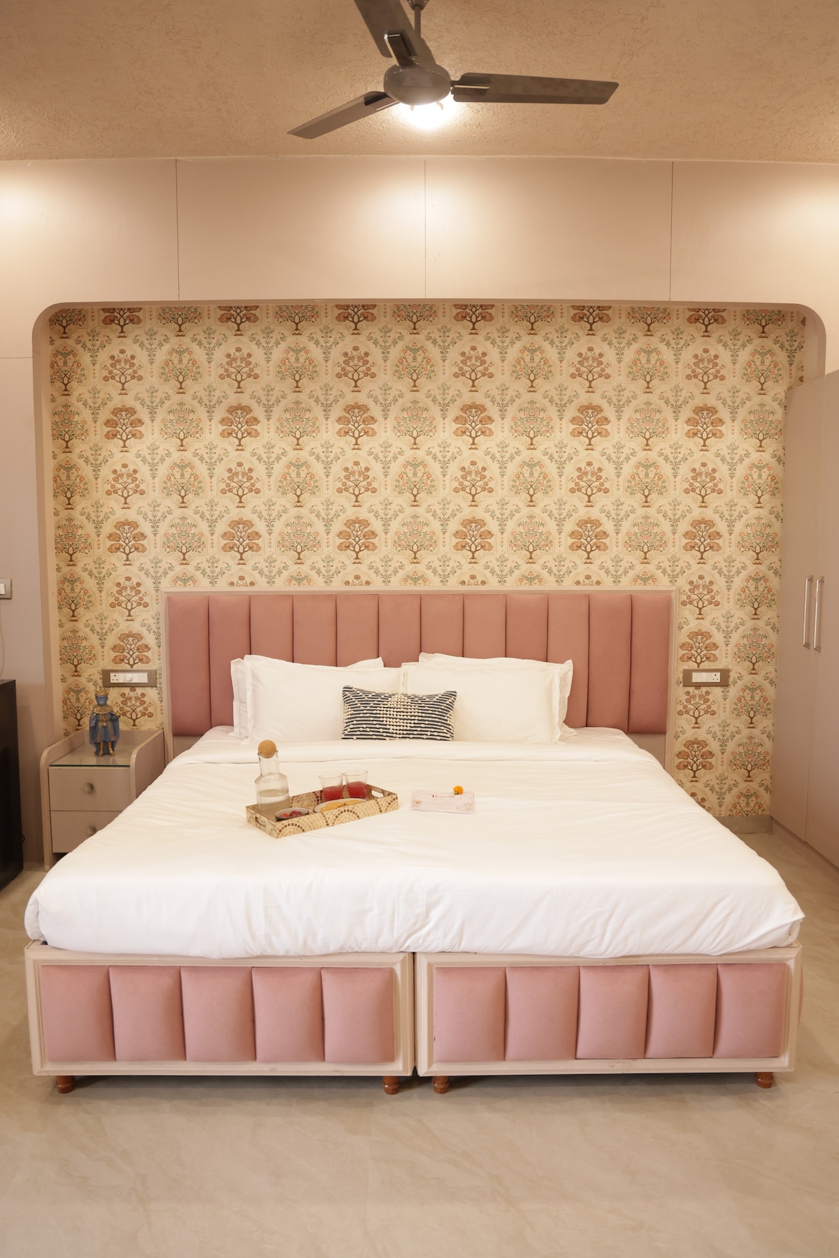 Thamosa Stays Mansarovar - 6 Studios near Dmart with private bathtub in Jaipur