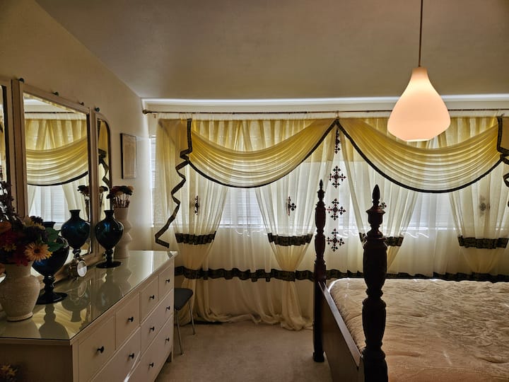 The Golden Room With A Queen Bed In A Shared Home - Kent, WA