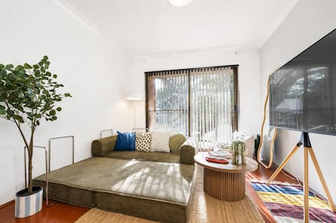 Top performing Airbnb: Designer 2BR | Walk to Darling Harbour & CBD in Ultimo