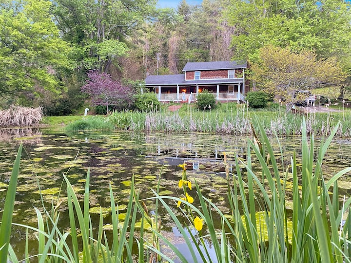 Huckleberry Floyd Farmhouse | Porch, Pond & Creek - Floyd, VA