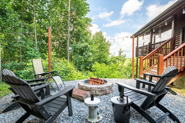 The Honey Pot: Views, Arcade, Hot Tub, Sleeps 10 - Pigeon Forge, TN