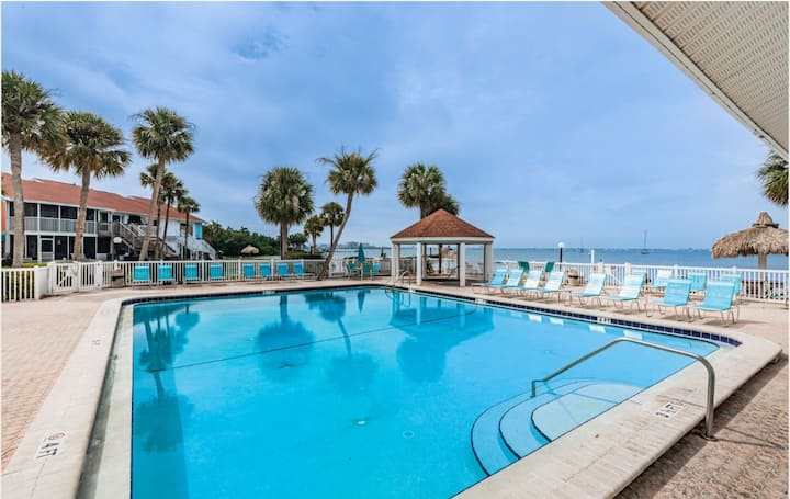 Coastal 2br Condo King Beds| Private Beach Access - St. Petersburg, FL