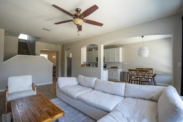 Large 5br Home | 3 Gathering Spaces | Sleeps 16+ - Fort Worth, TX