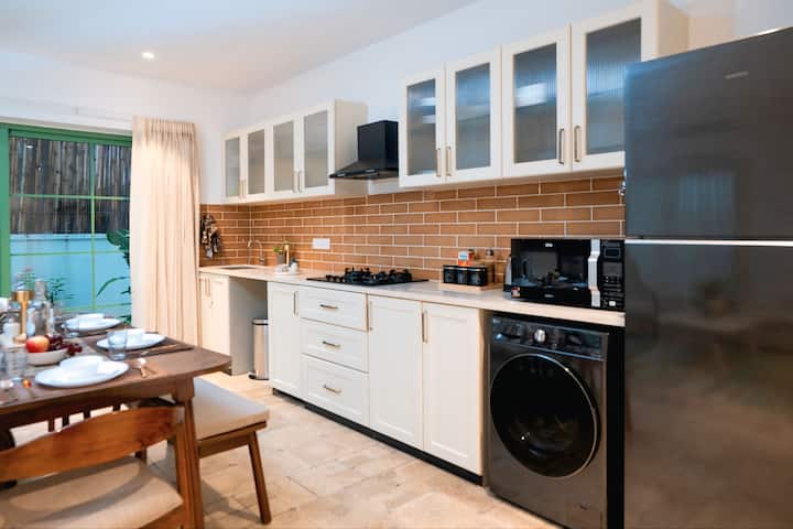 Full kitchen image 1