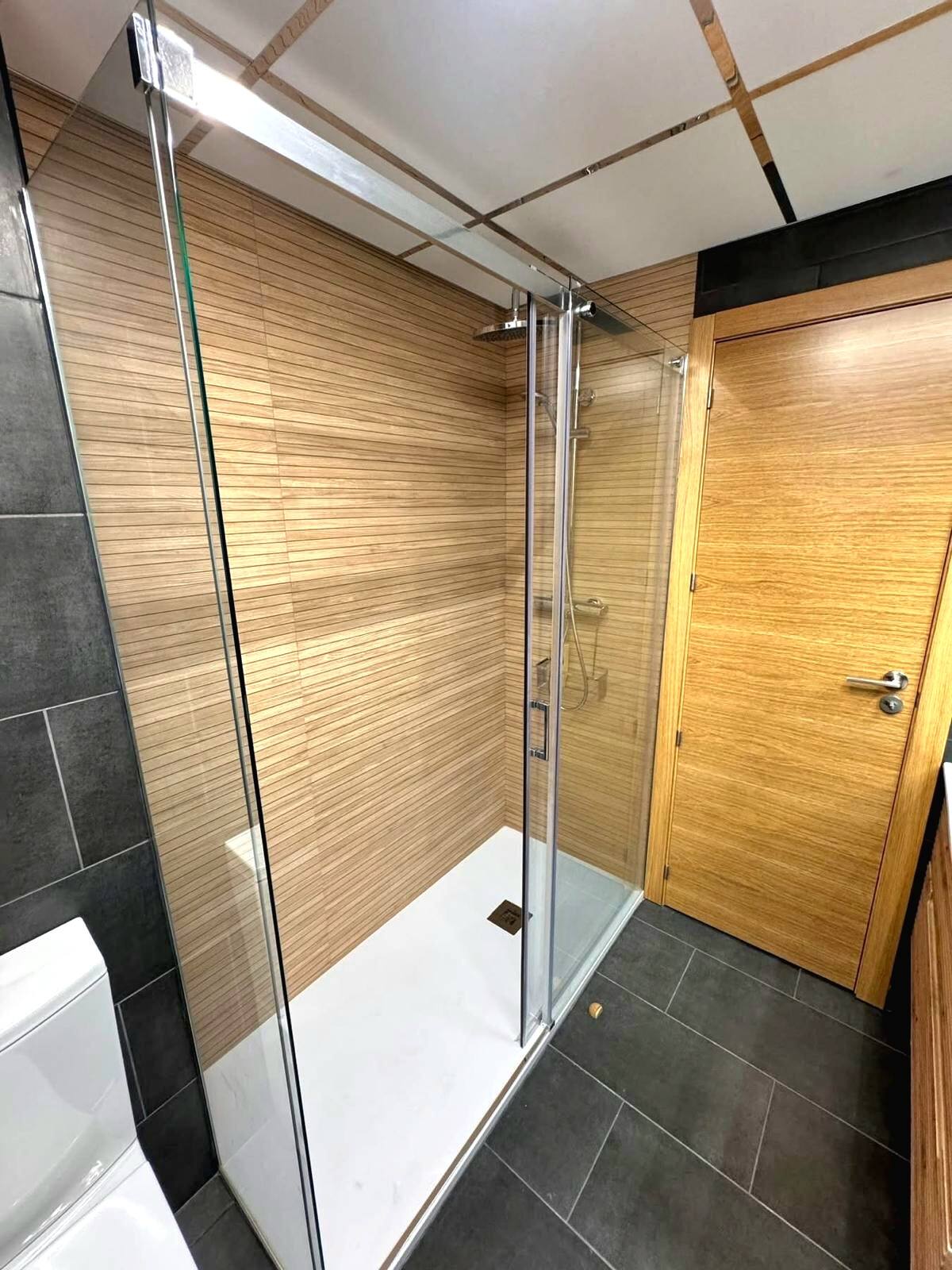 Baño completo con plato de ducha extra amplio de 150 cm