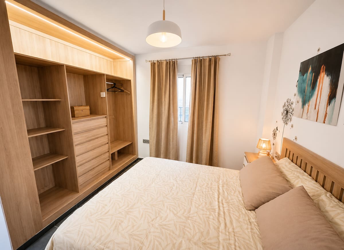 Dormitorio principal con cama de matrimonio de gran confort