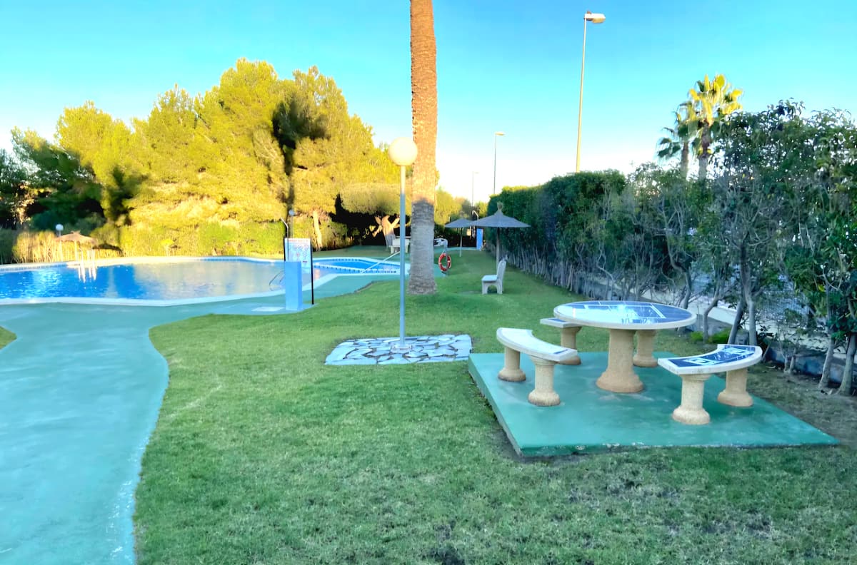 Piscina comunitaria y amplias zonas ajardinadas en el residencial