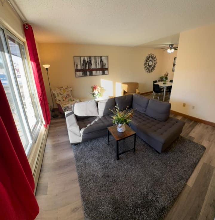 Lrg 2 Bdm Suite Near Grey Nuns Hospital Lrt - Edmonton