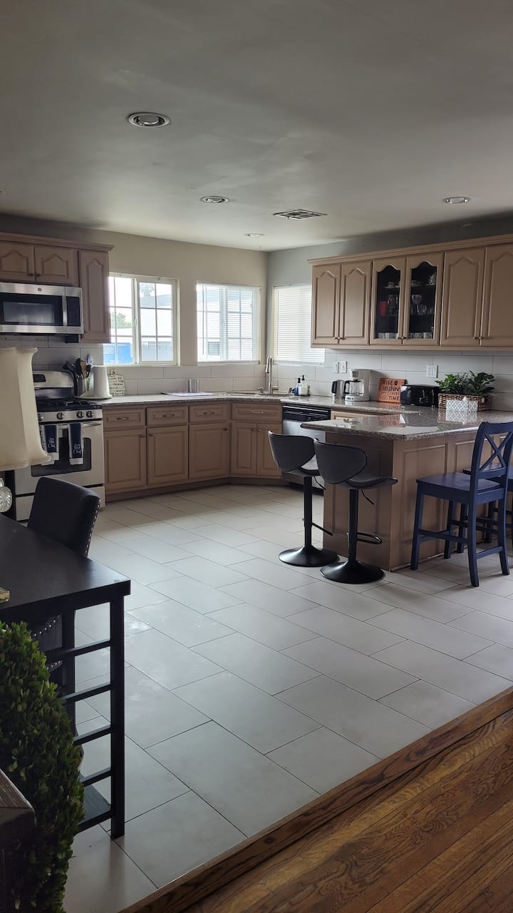 Stylish La Home W/ Spa  3br Family-friendly Stay - Los Angeles, CA