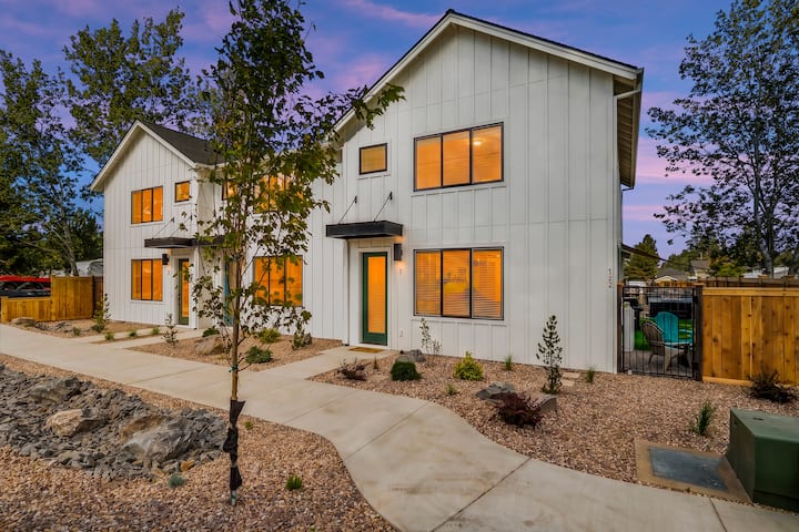 New Sisters Luxe Retreat With Hot Tub + Firepit - Sisters, OR