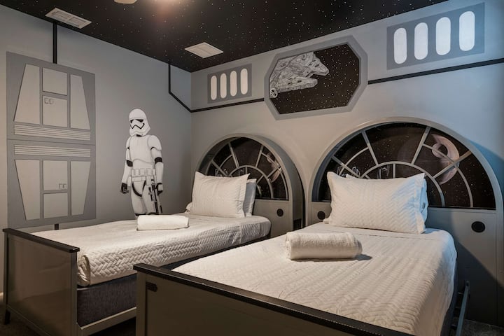 ¡A los pequeños fans del espacio les encantará esta divertida recámara inspirada en Star Wars! Con detalles temáticos únicos y acogedoras camas individuales, es un lugar mágico donde la imaginación y los recuerdos inolvidables de las vacaciones cobran vida.