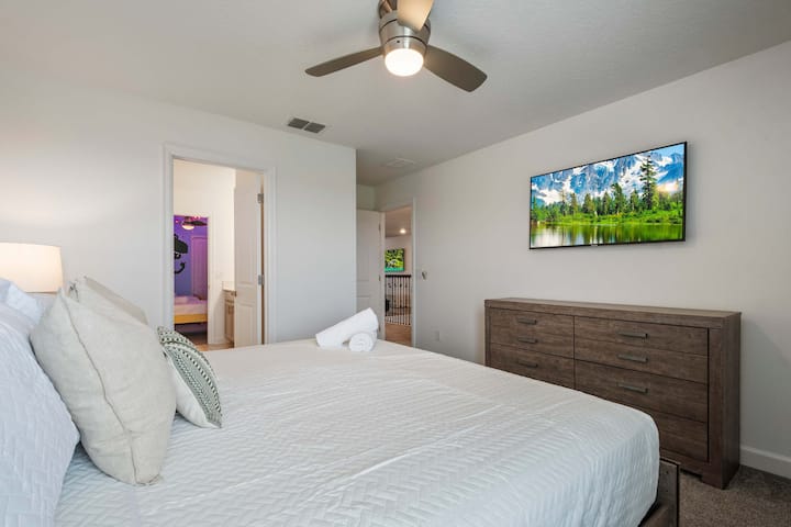 Relájate en esta habitación luminosa y acogedora, cuidadosamente diseñada para noches de descanso y mañanas tranquilas. Con ropa de cama lujosa, decoración contemporánea y mucha luz natural, es el refugio perfecto después de un día de aventura.